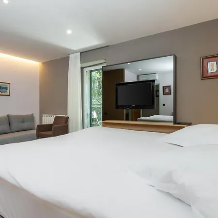 Nostromo מלון 3*